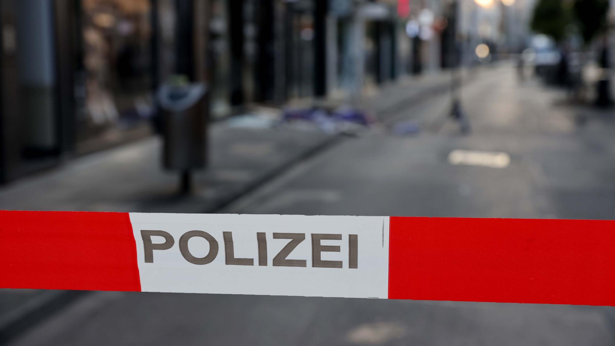 Köln, RSK, Explosion Ehrenstraße, ein Unbekannter warf in der Nacht Sprengstoff in ein Bekleidungsgeschäft