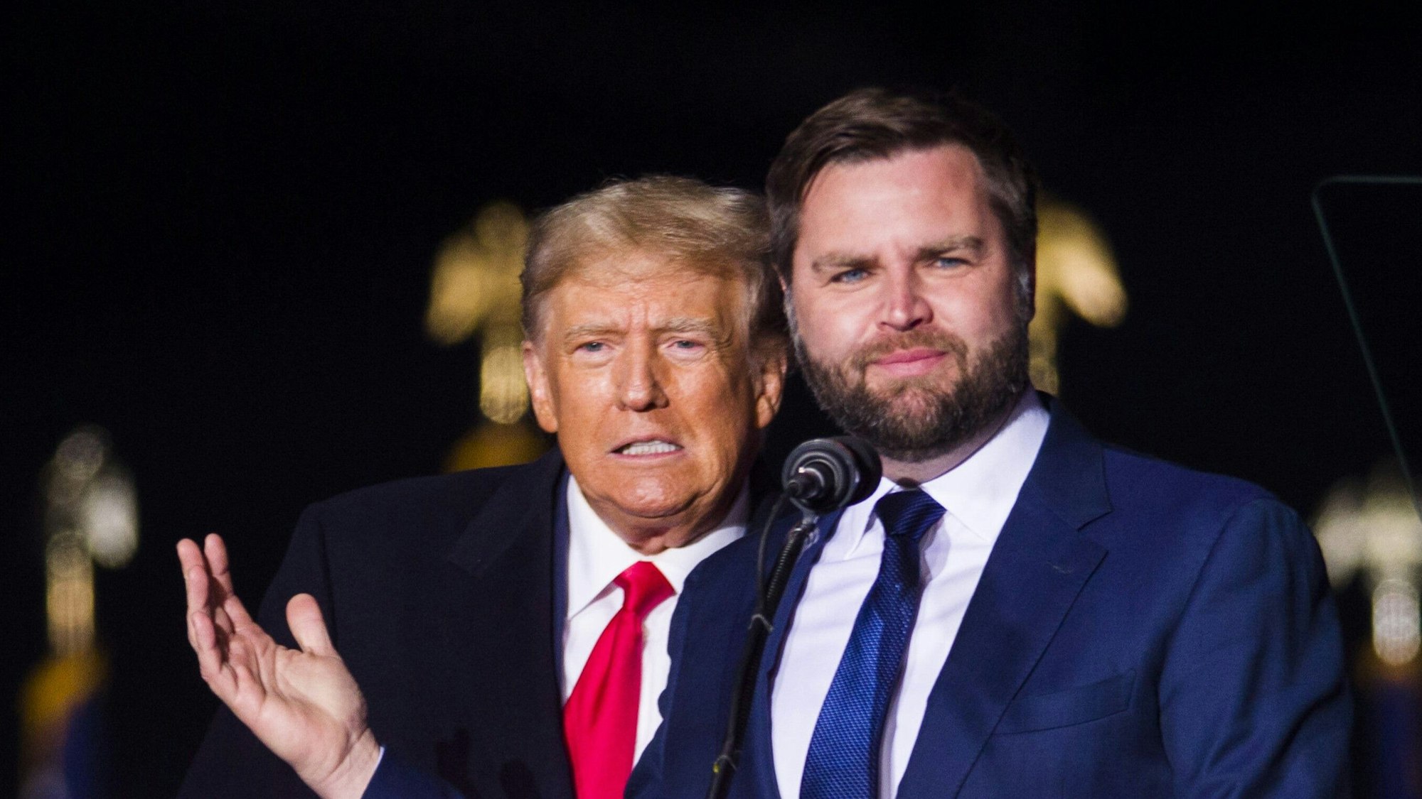 Donald Trump zusammen mit seinem Vize-Kandidaten J.D. Vance. Beide verbreiten unwahre Behauptungen über Migranten in der US-Stadt Springfield. (Archivbild)