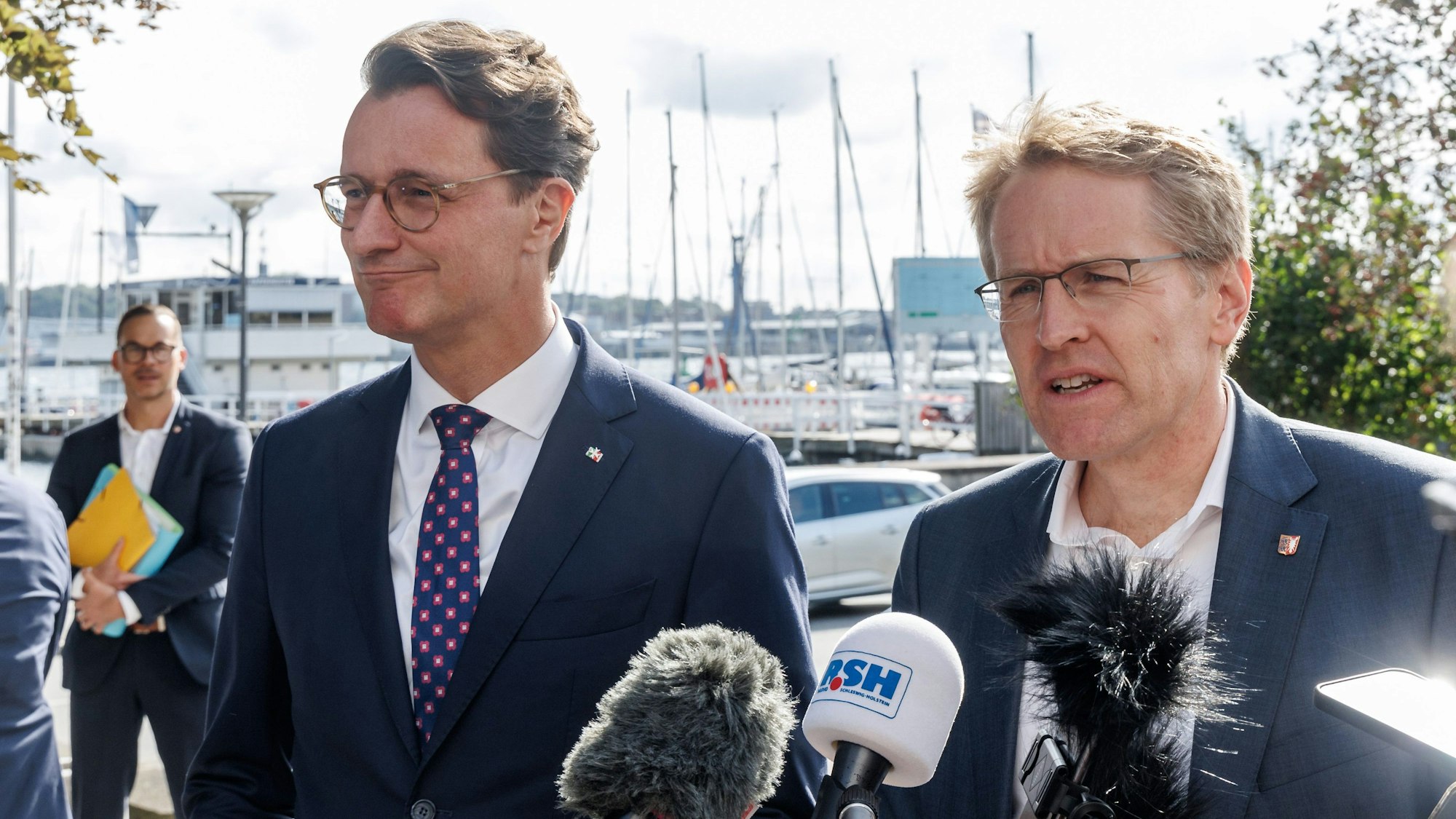 17.09.2024, Schleswig-Holstein, Kiel: Hendrik Wüst (CDU, l), Ministerpräsident von Nordrhein-Westfalen, und Daniel Günther (CDU), Ministerpräsident von Schleswig-Holstein, geben vor einer gemeinsamen Sitzung ihrer Landeskabinette Eingangsstatements ab. Foto: Markus Scholz/dpa +++ dpa-Bildfunk +++