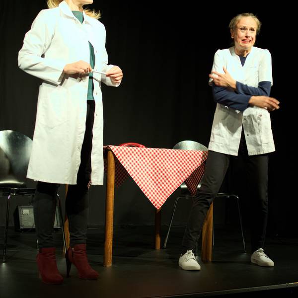 Die Künstlerinnen Melanie Haupt (l.) und Judith Jakob stehen nebeneinander in weißen Kitteln auf der Bühne.