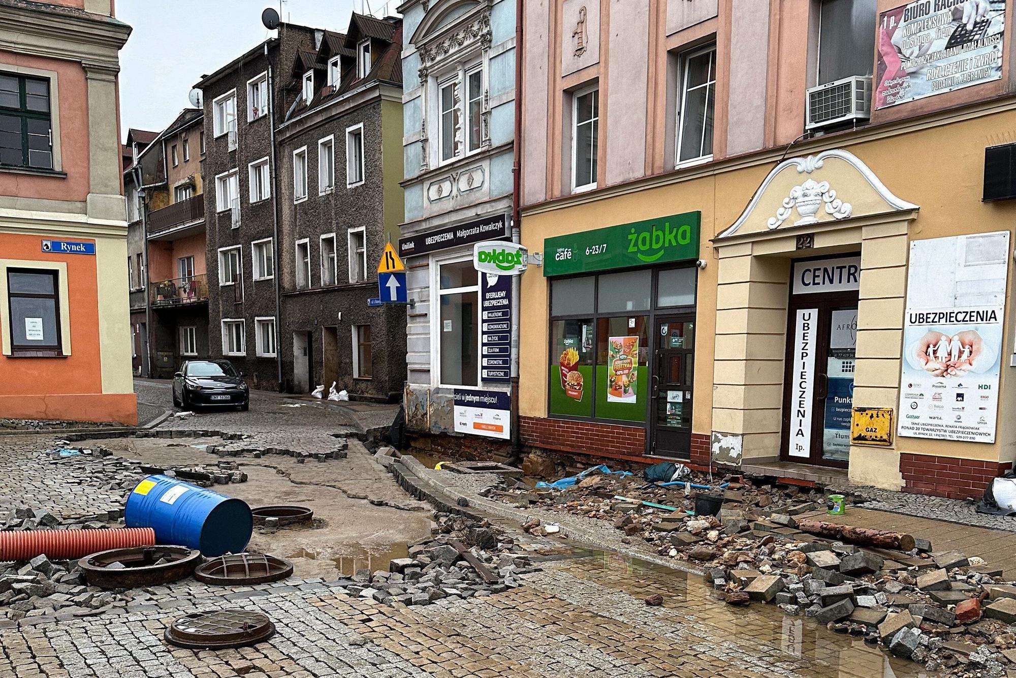 Auf einer Straße liegt zerstörtes Baumaterial rum.