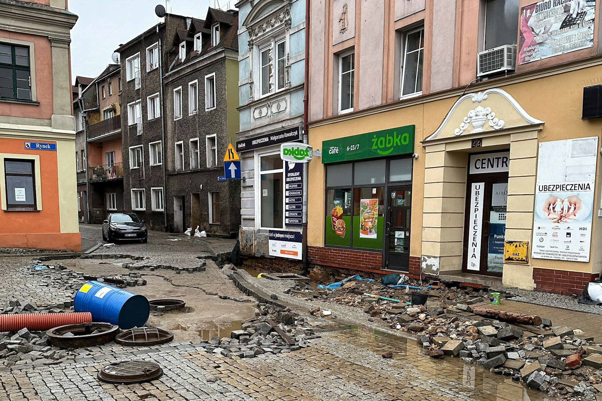 Auf einer Straße liegt zerstörtes Baumaterial rum.