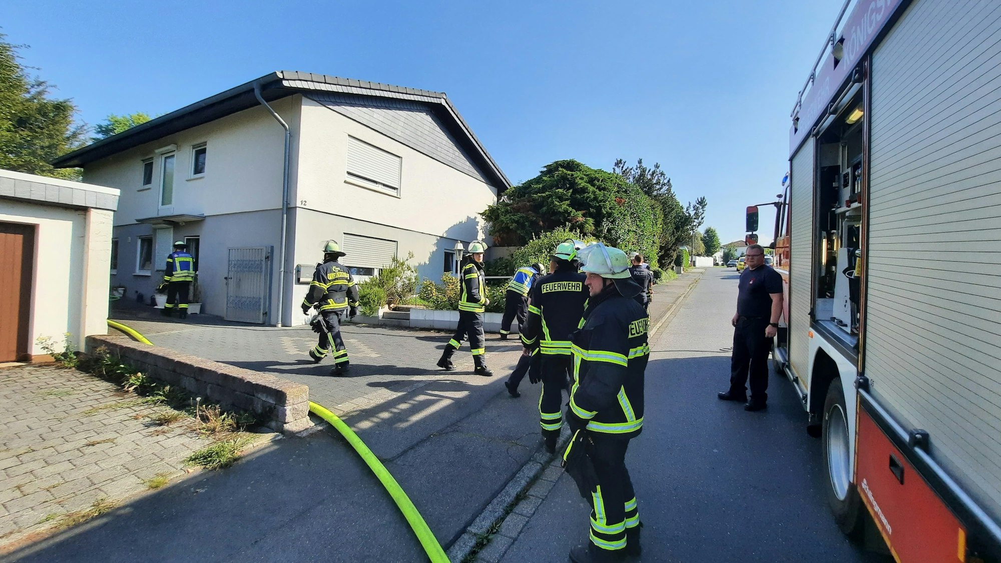 Mehrere Einheiten waren beim Brand an der Ittenbacher Straße in Oberpleis im Einsatz.