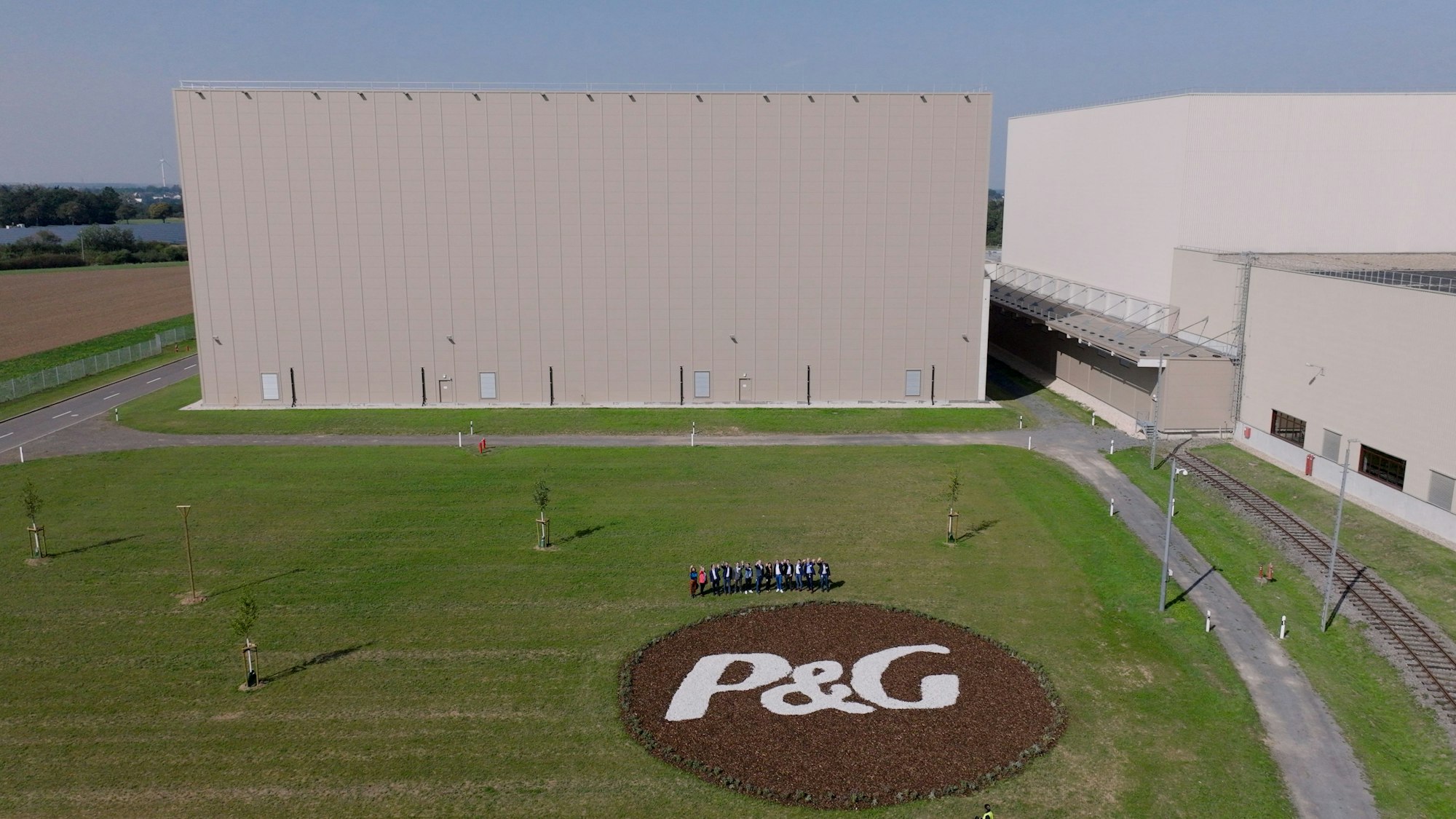 Die Drohnenaufnahme zeigt Gebäude.