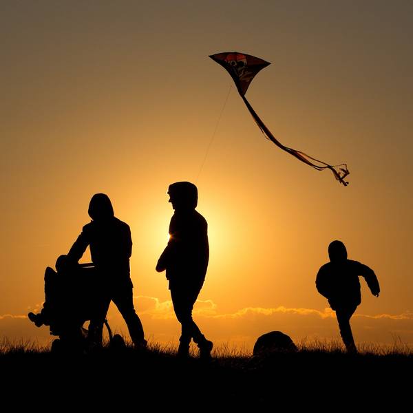 ARCHIV - Eine Familie geht bei Sonnenuntergang über einen Weg (Symbolbild)