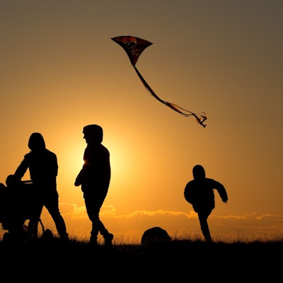 ARCHIV - Eine Familie geht bei Sonnenuntergang über einen Weg (Symbolbild)