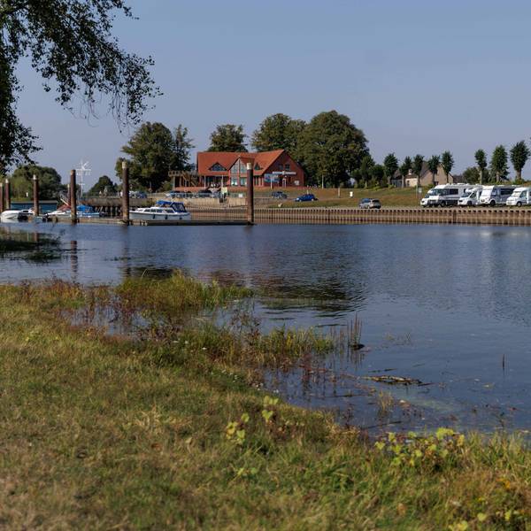 18.09.2024, Brandenburg, Wittenberge: Wohnmobile stehen auf dem Wohnmobilstellplatz am Nedwighafen an der Elbe. Foto: Carsten Koall/dpa +++ dpa-Bildfunk +++