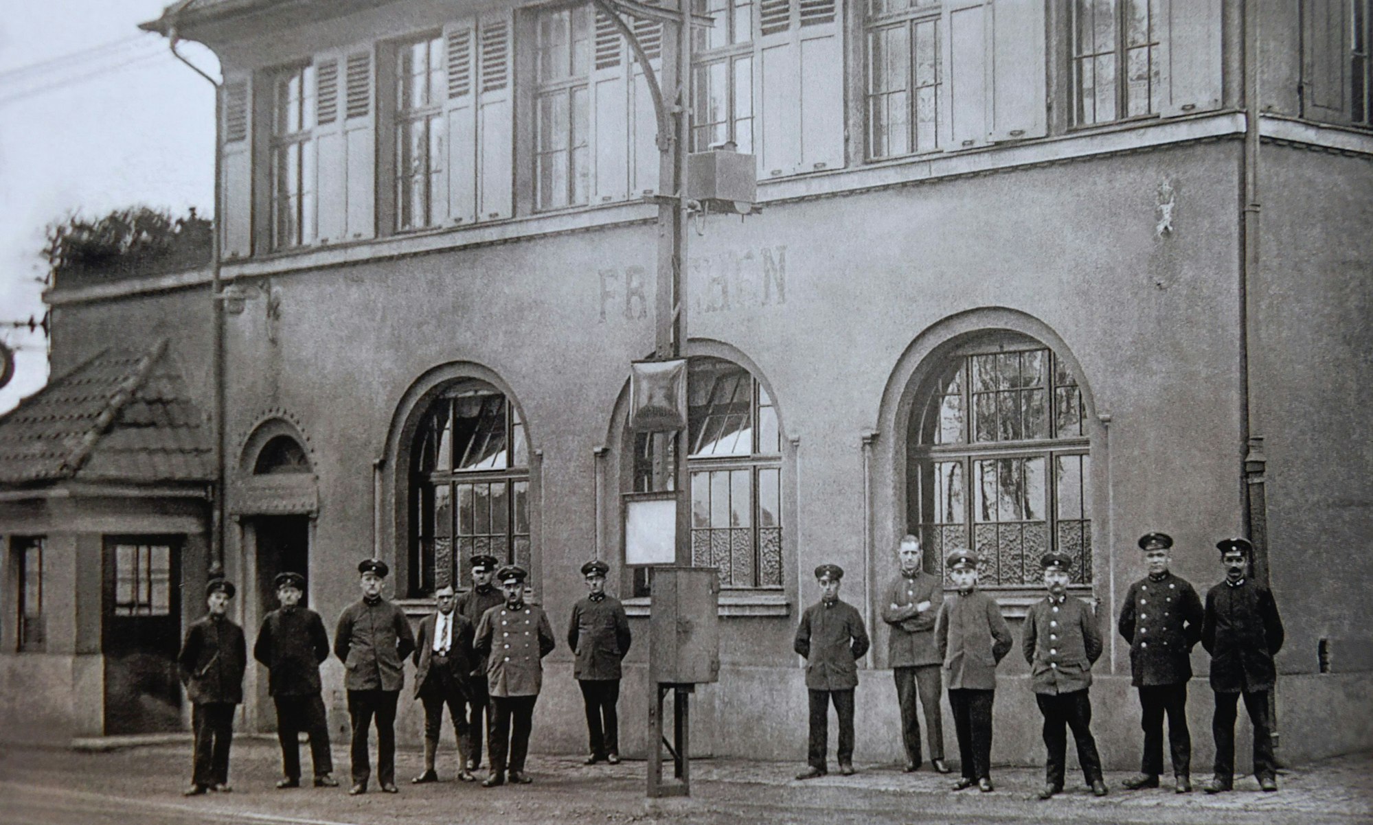 Auf dem Bild ist der Frechener Bahnhof im Jahr 1920 zu sehen.