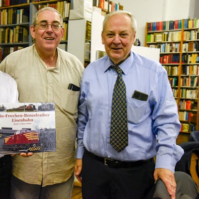 Auf dem Bild sind die drei Autoren mit ihrem Buch zu sehen