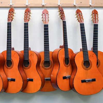 An einer Wand hängen Gitarren.