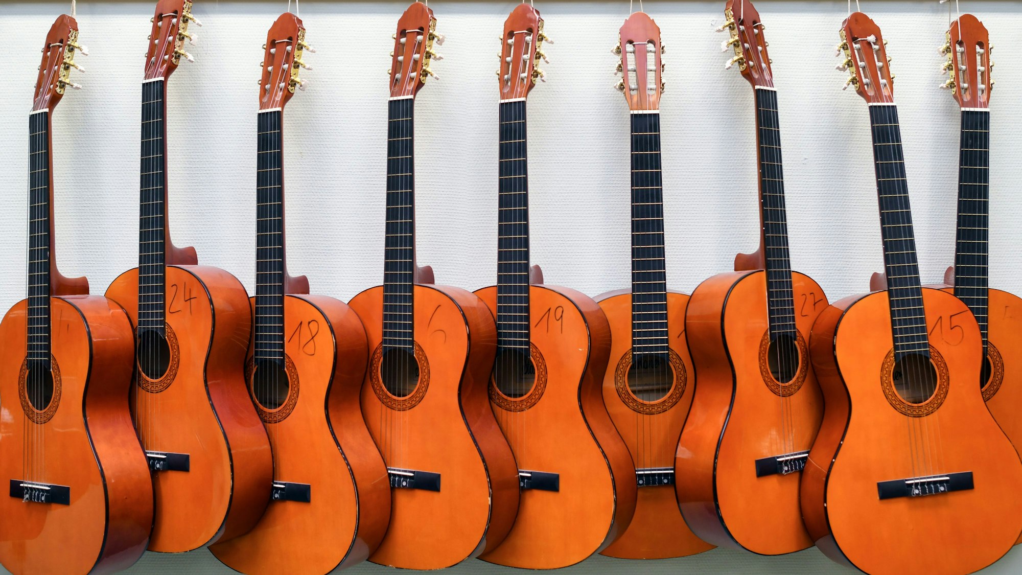 An einer Wand hängen Gitarren.