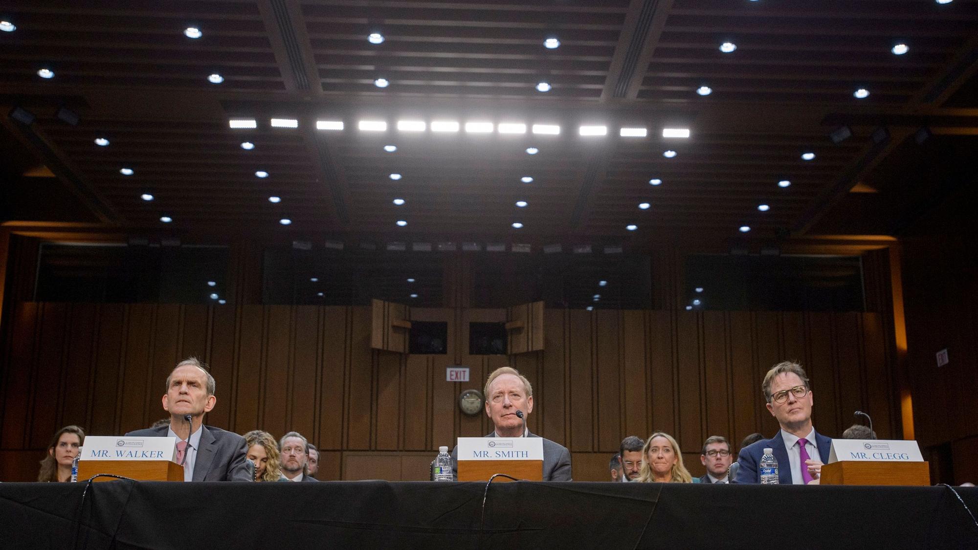 Alphabet President und Chief Legal Officer Kent Walker (l), Microsoft Vice Chair und President Brad Smith (M), und Meta President of Global Affairs Nick Clegg, bei einer Anhörung des Senate Select Committee on Intelligence in Washington am 18. September 2024
