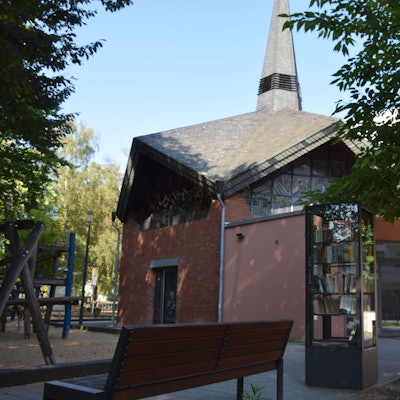 Zu sehen ist der neue Bücherschrank, der vor der ehemaligen Klosterkapelle an der Holsteinstraße in Köln-Mülheim steht.