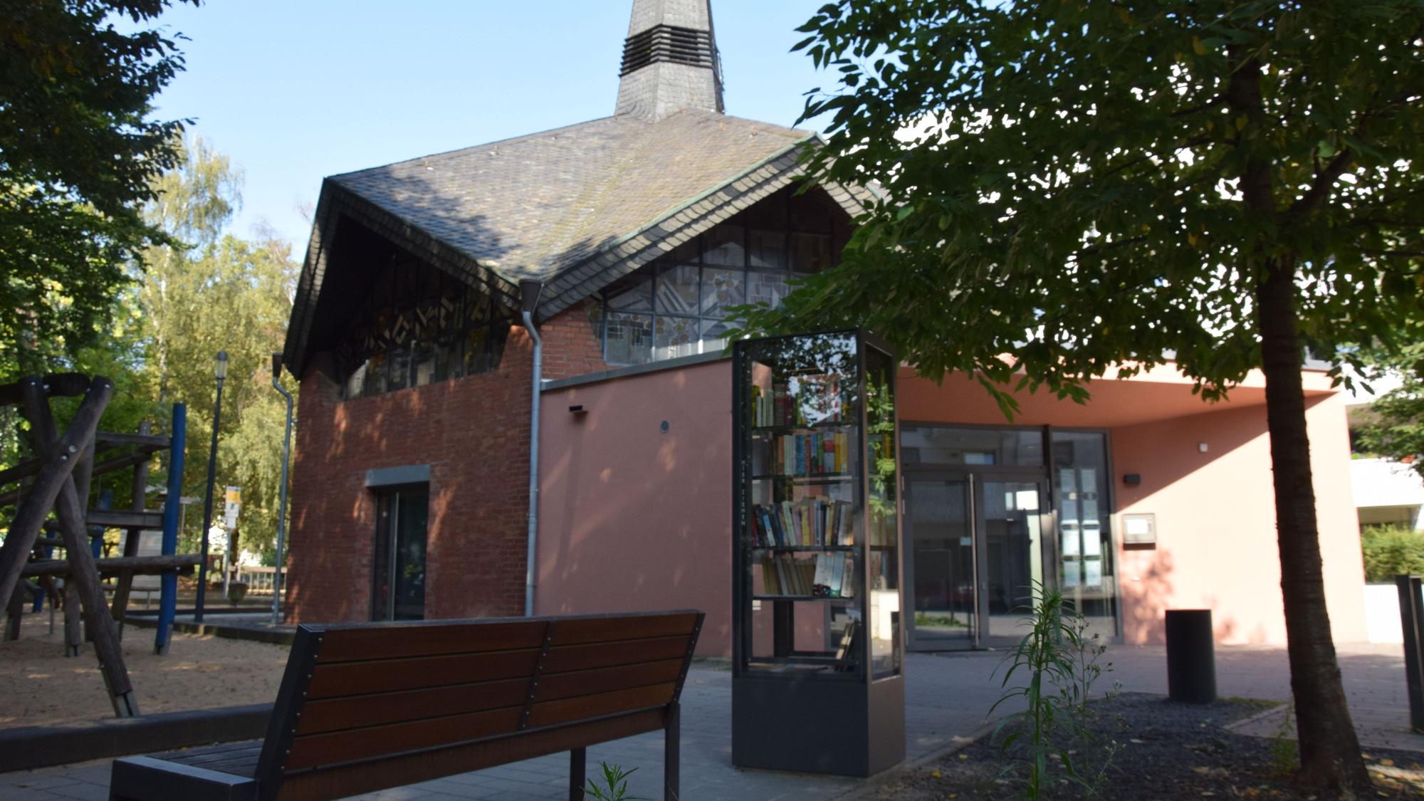 Zu sehen ist der neue Bücherschrank, der vor der ehemaligen Klosterkapelle an der Holsteinstraße in Köln-Mülheim steht.
