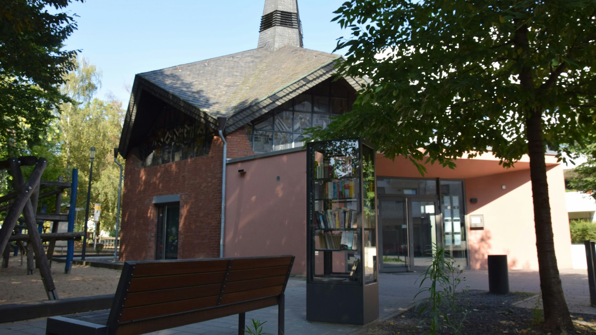 Zu sehen ist der neue Bücherschrank, der vor der ehemaligen Klosterkapelle an der Holsteinstraße in Köln-Mülheim steht.