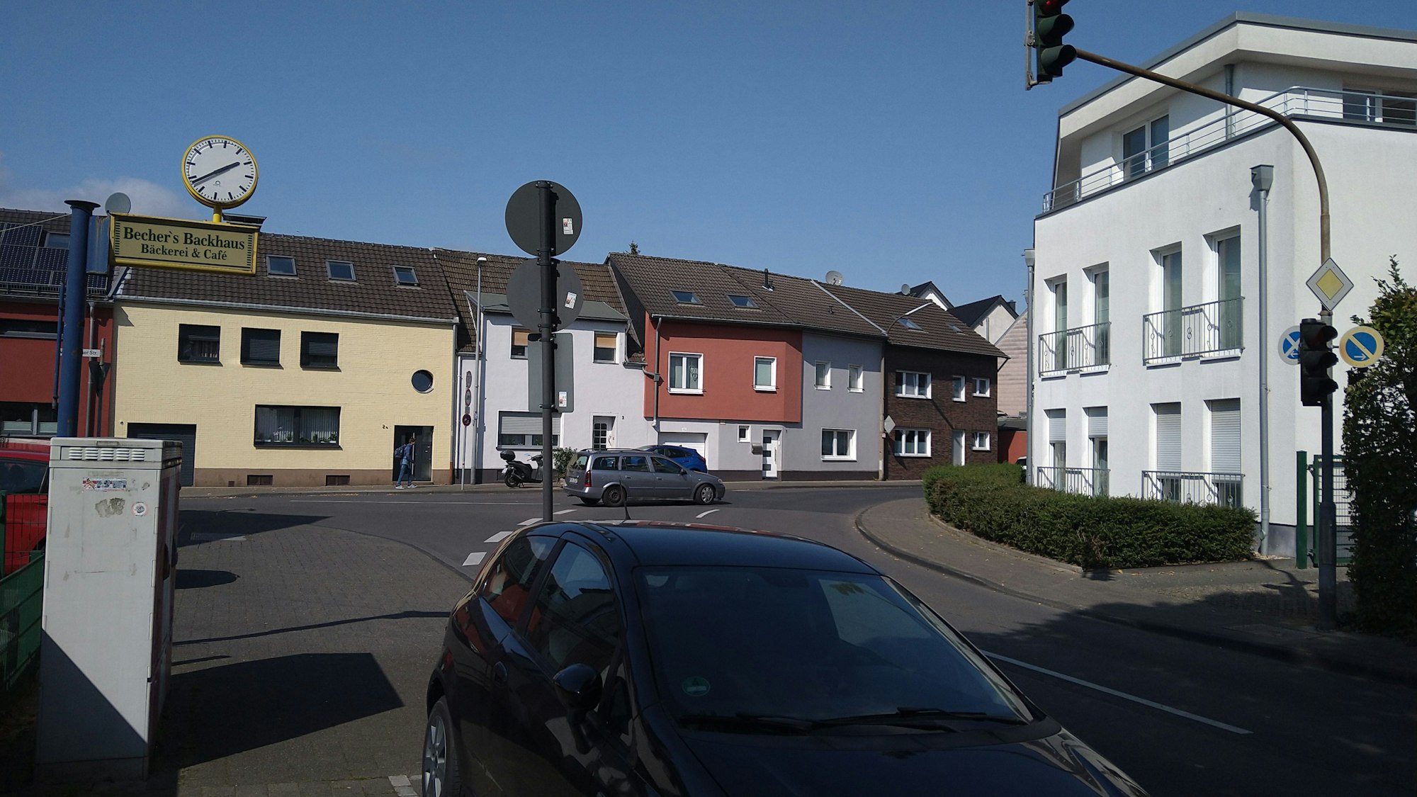 Zu sehen ist der Kreuzungsbereich in Pesch, an dem Johannesstraße, Mengenicher Straße und Longericher Straße zusammenlaufen.