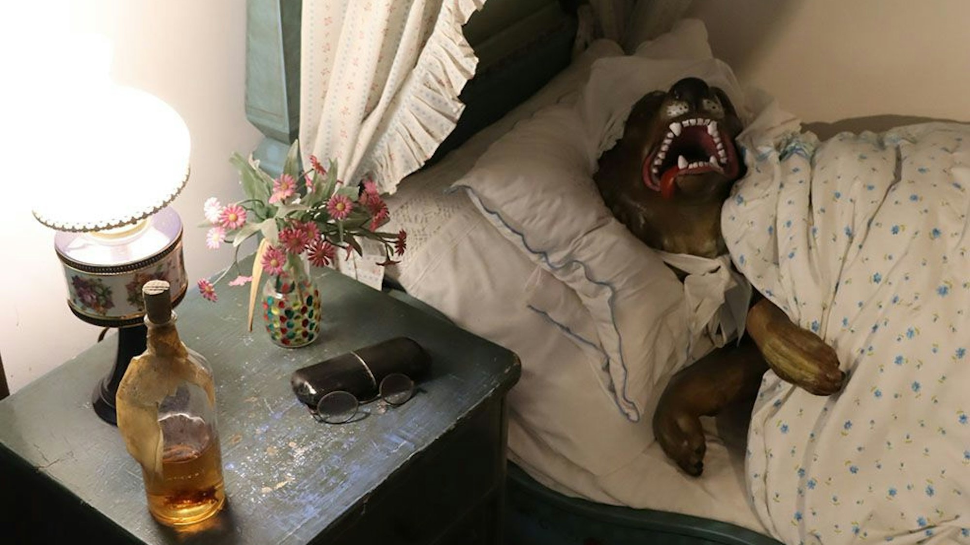 Der Wolf im Bett der Großmutter: Auch die Geschichte vom Rotkäppchen wird im Märchenwald Altenberg inszeniert.