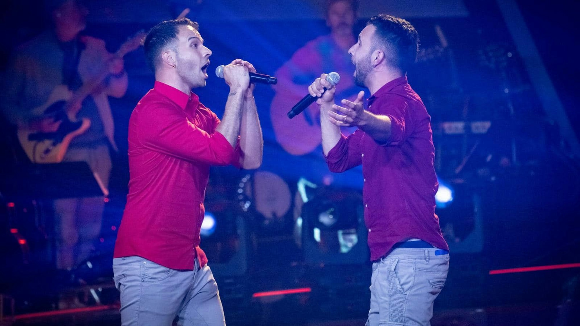 Auf dem Foto sind die Brüder Pasquale und Michele Tibello auf einer Bühne zu sehen.