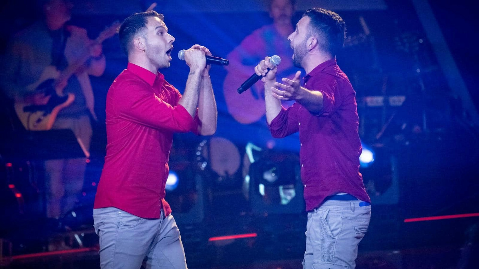 Zwei Sänger stehen auf einer Bühne.