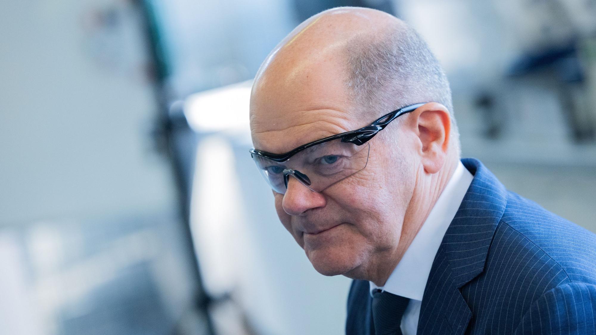 Bundeskanzler Olaf Scholz (SPD) schaut sich ein Ausbildungslabor an vor der Grundsteinlegung für eine Recyclinganlage des Chemiekonzerns LyondellBasell.