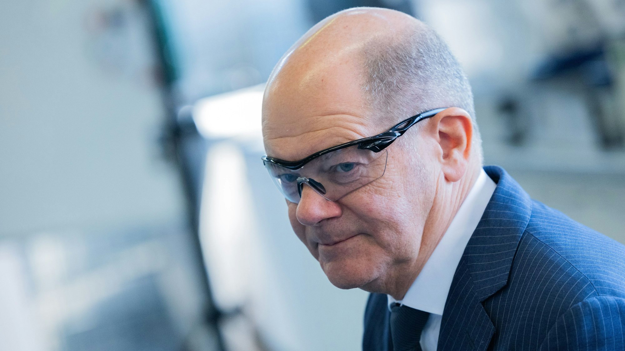 Bundeskanzler Olaf Scholz (SPD) schaut sich ein Ausbildungslabor an vor der Grundsteinlegung für eine Recyclinganlage des Chemiekonzerns LyondellBasell.