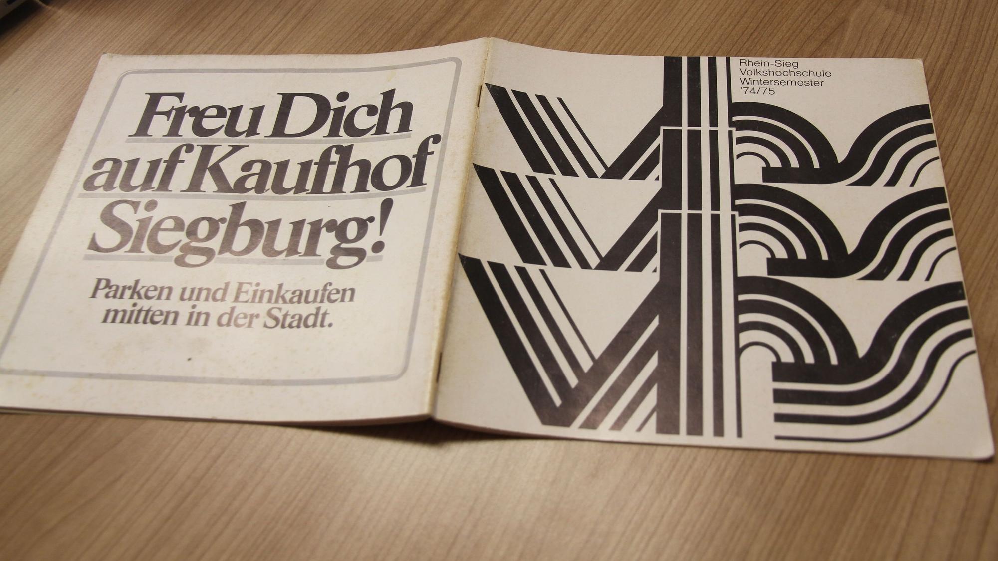 Eine Broschüre auf einem Holztisch