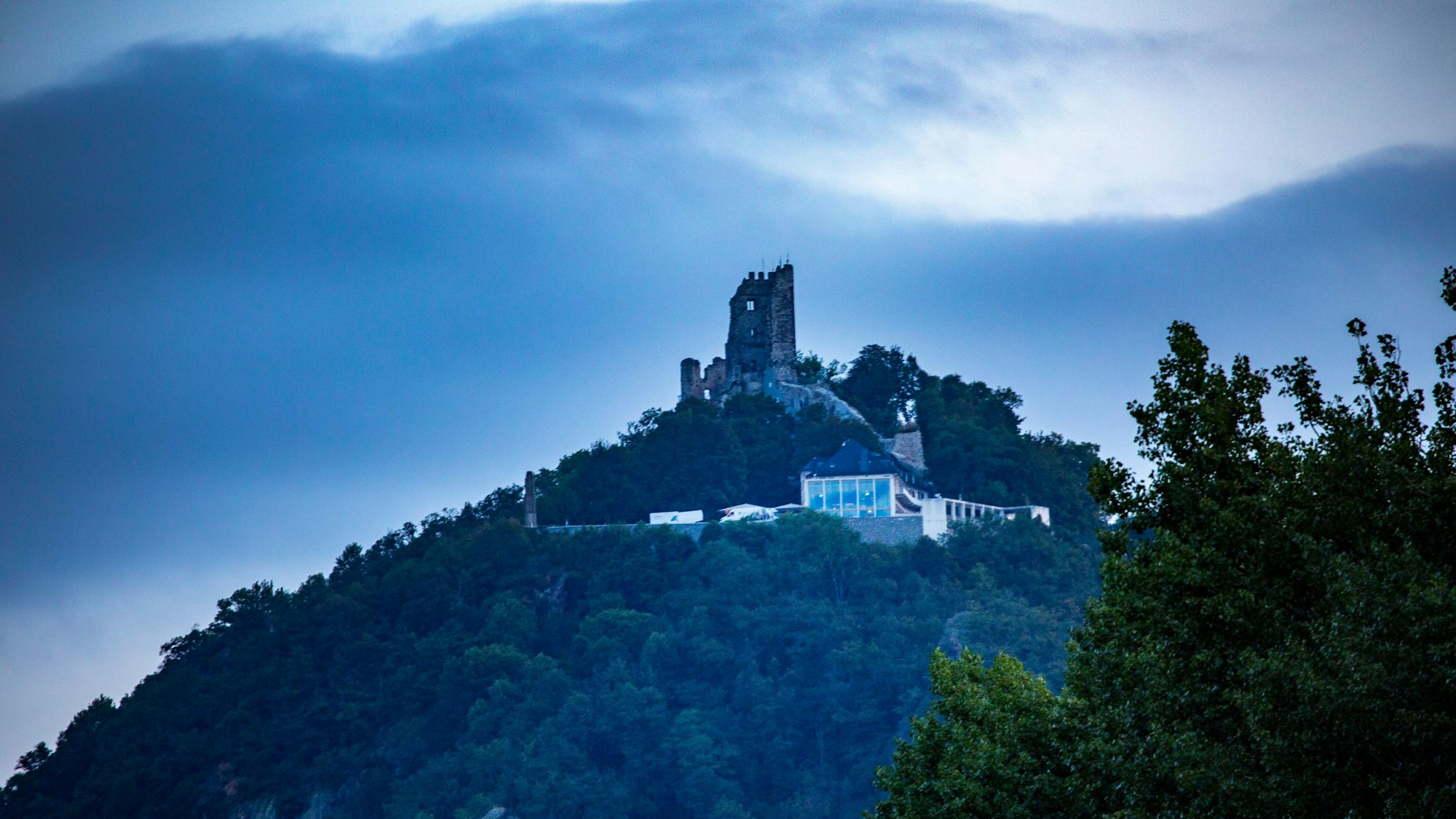Blick auf die im morgendlichen Licht liegende Ruine des Drachenfels.