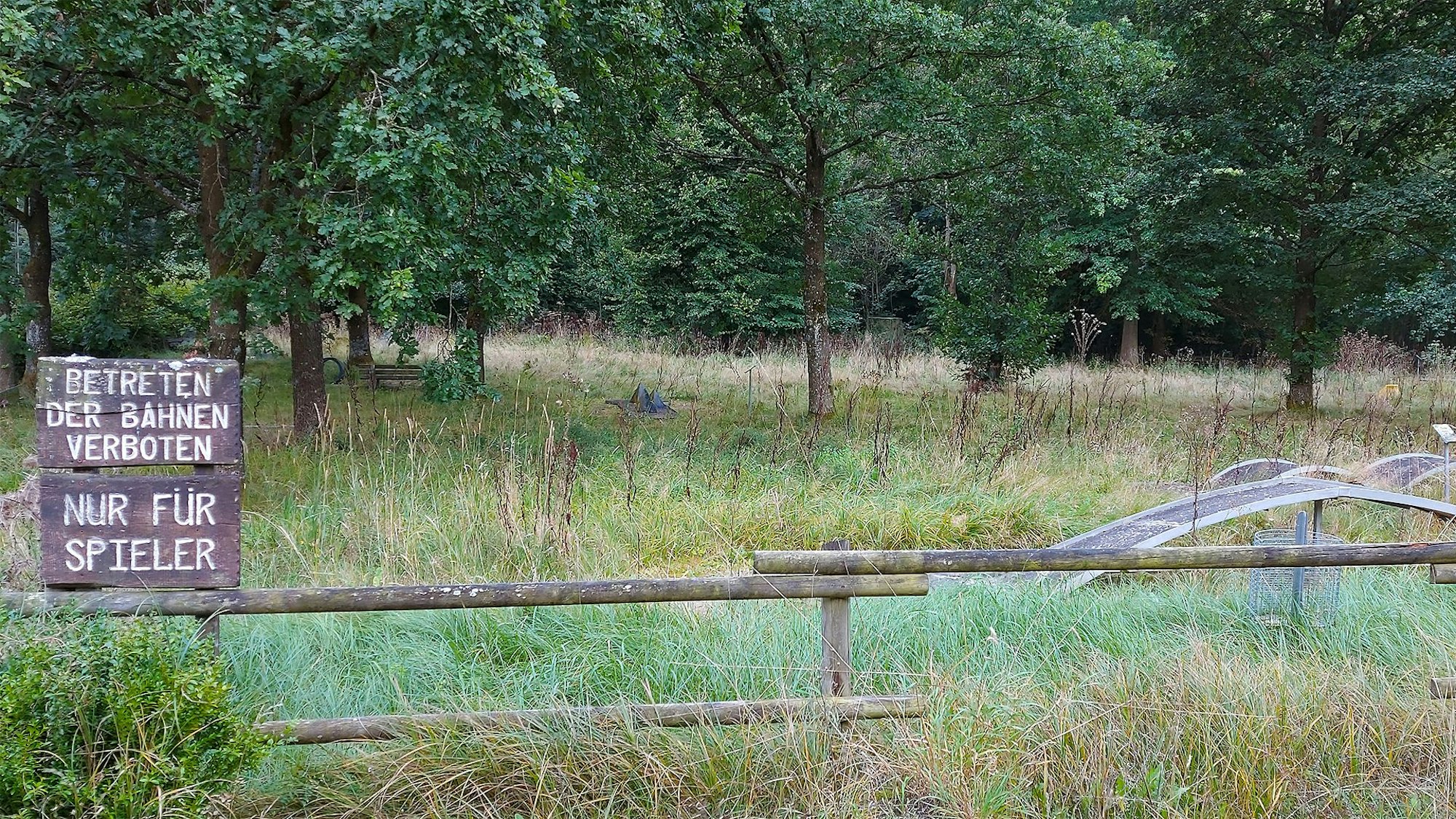 Auf dem Gelände einer Minigolfanlage am Kronenburger See wuchert Gestrüpp.