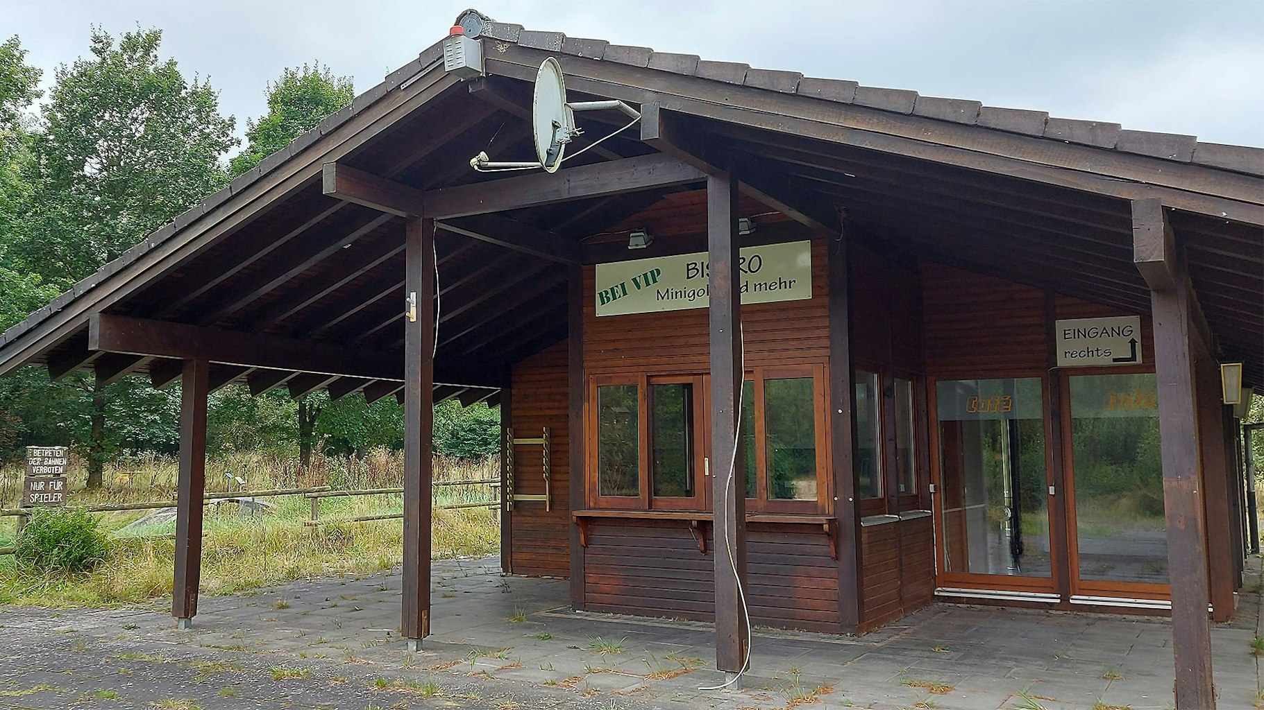 Das Bild zeigt ein in Holzbauweise errichtetes Gebäude der Freizeitanlage am Kronenburger See.
