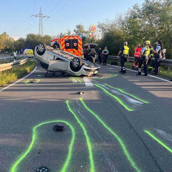 Der Wagen blieb nach dem Unfall auf dem Dach liegen.