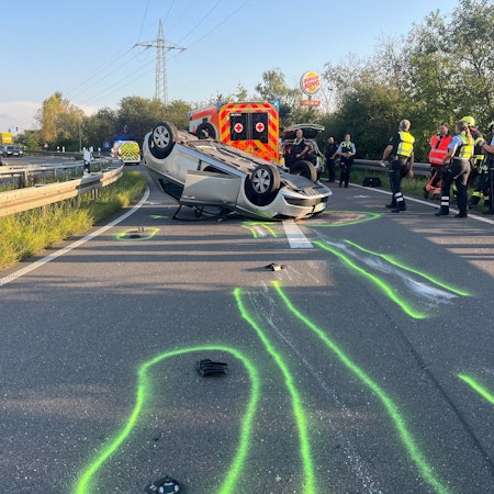 Der Wagen blieb nach dem Unfall auf dem Dach liegen.