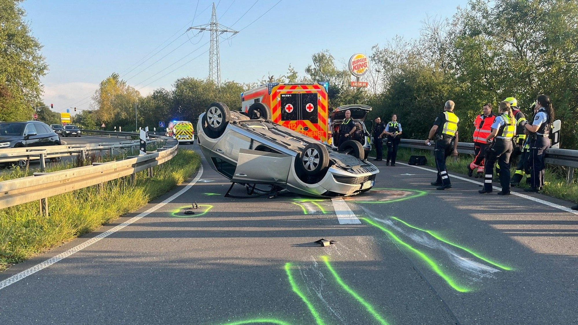 Der Wagen blieb nach dem Unfall auf dem Dach liegen.