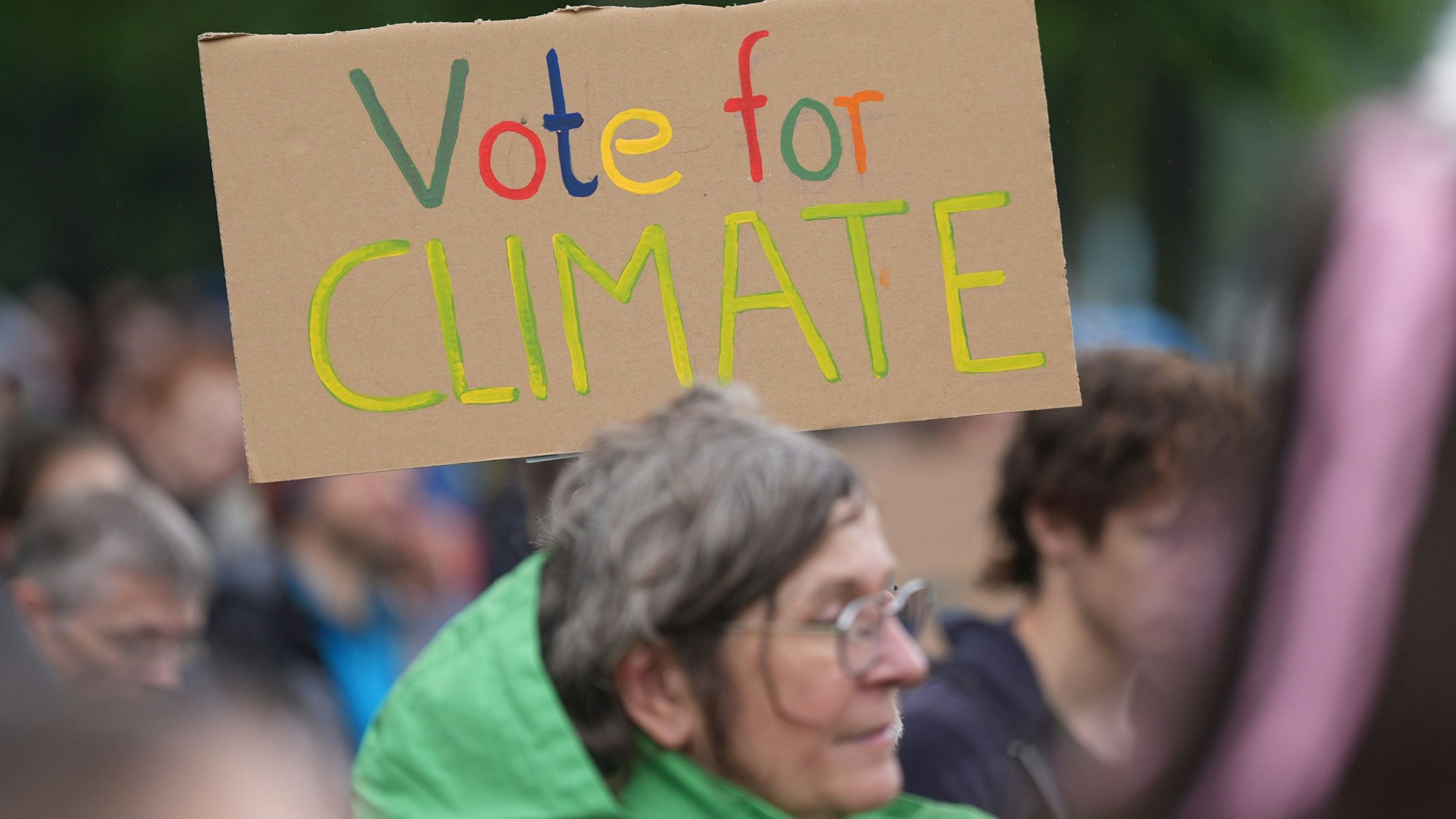 Menschen protestieren während des Klimastreiks von Fridays for Future.