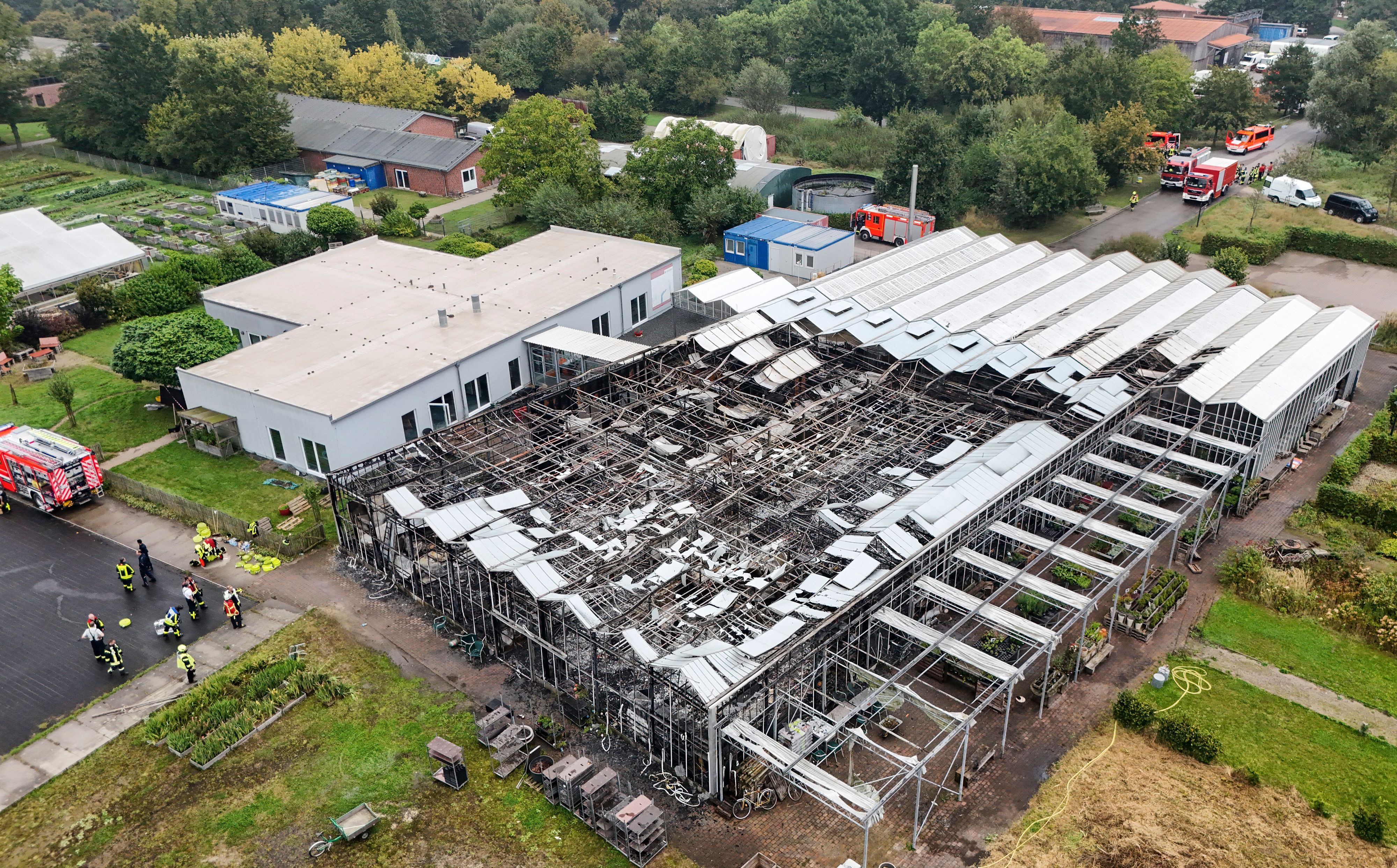 Auf einem Klinikgelände in Münster stand am frühen Morgen eine Lagerhalle und ein Bürogebäude komplett in Brand. Die Feuerwehr sei mit etwa 70 Einsatzkräften im Einsatz und habe den Brand unter Kontrolle, sagte ein Sprecher.