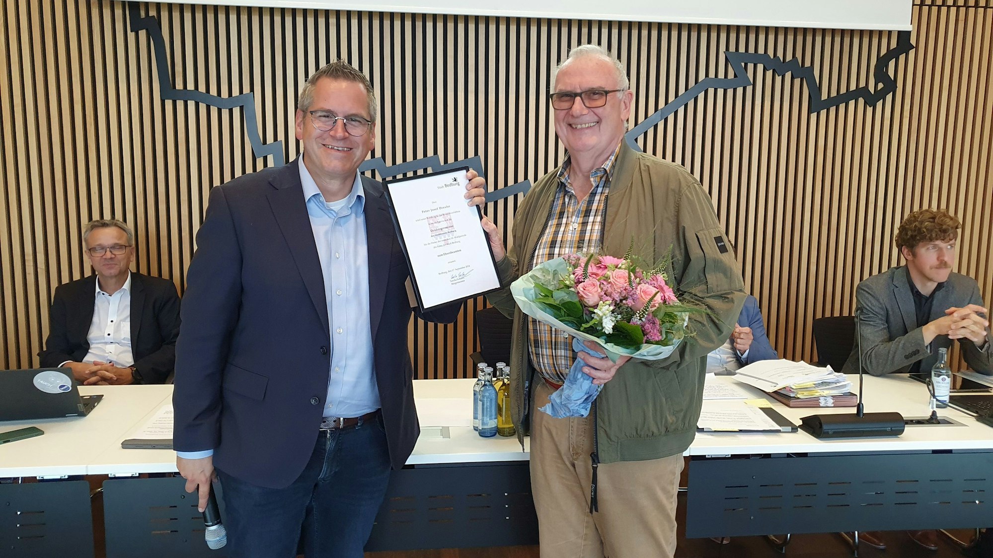 Bürgermeister Sascha Solbach (l.) ernannte Peter Josef Drexler zum neuen Ortsbürgermeister von Bedburg.