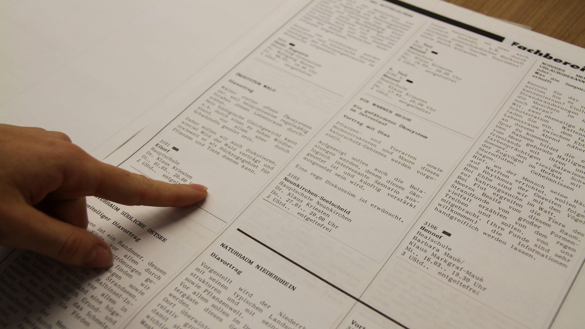 Ein Zeigefinger zeigt auf eine Satzfahne