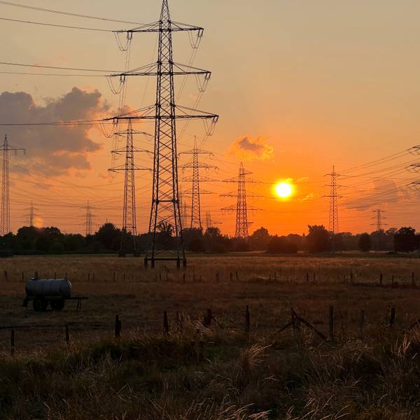 Sonnenuntergang hinter Stromtrassen.