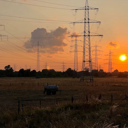 Sonnenuntergang hinter Stromtrassen.