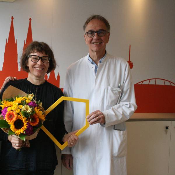 Stephanie Zündorf und Yasmin Hiller vom Ronald-McDonald-Haus mit dem ärztlichen Klinikdirektor Michael Weiß.