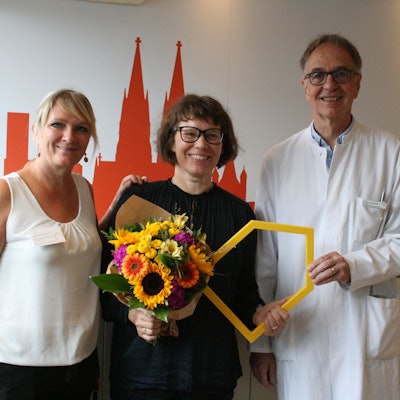 Stephanie Zündorf und Yasmin Hiller vom Ronald-McDonald-Haus mit dem ärztlichen Klinikdirektor Michael Weiß.