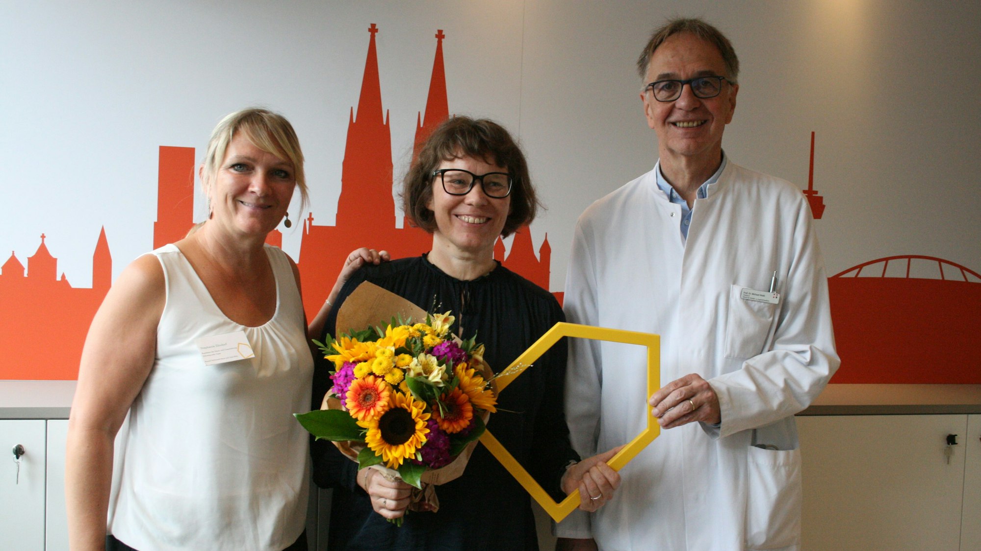 Stephanie Zündorf und Yasmin Hiller vom Ronald-McDonald-Haus mit dem ärztlichen Klinikdirektor Michael Weiß.