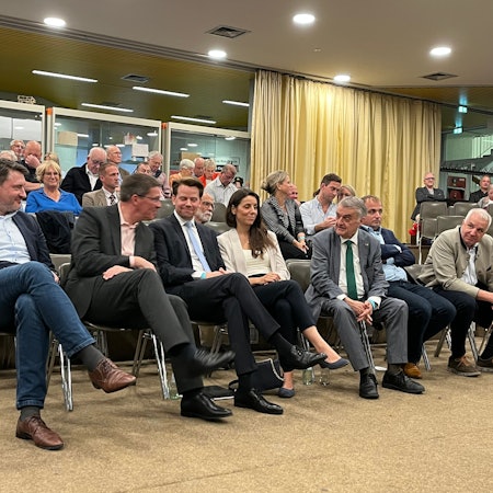 Landesinnenminister Herbert Reul und Arne von Boetticher mit seiner Frau Angela, flankiert von Martin Lucke und Rainer Deppe (rechts) sowie Stephan Santelmann und Uwe Pakendorf (links)