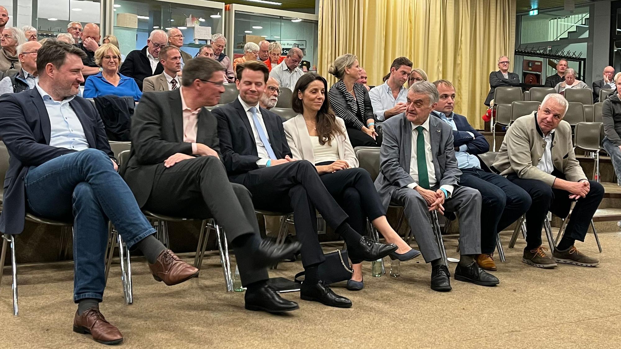 Landesinnenminister Herbert Reul und Arne von Boetticher mit seiner Frau Angela, flankiert von Martin Lucke und Rainer Deppe (rechts) sowie Stephan Santelmann und Uwe Pakendorf (links)