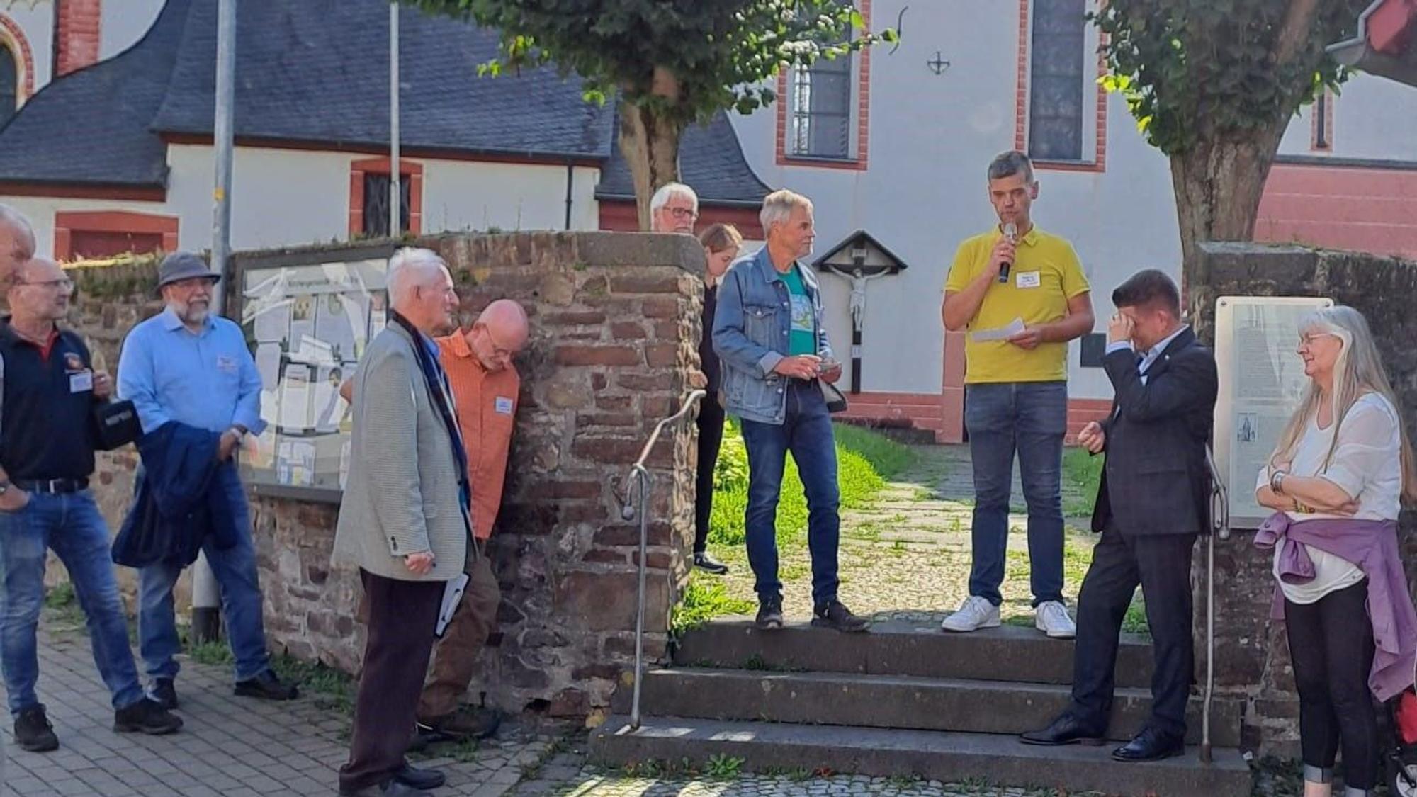 Ortsvorsteher Daniel Südhof erläutert der Gruppe Details zum Ort Lüftelberg.