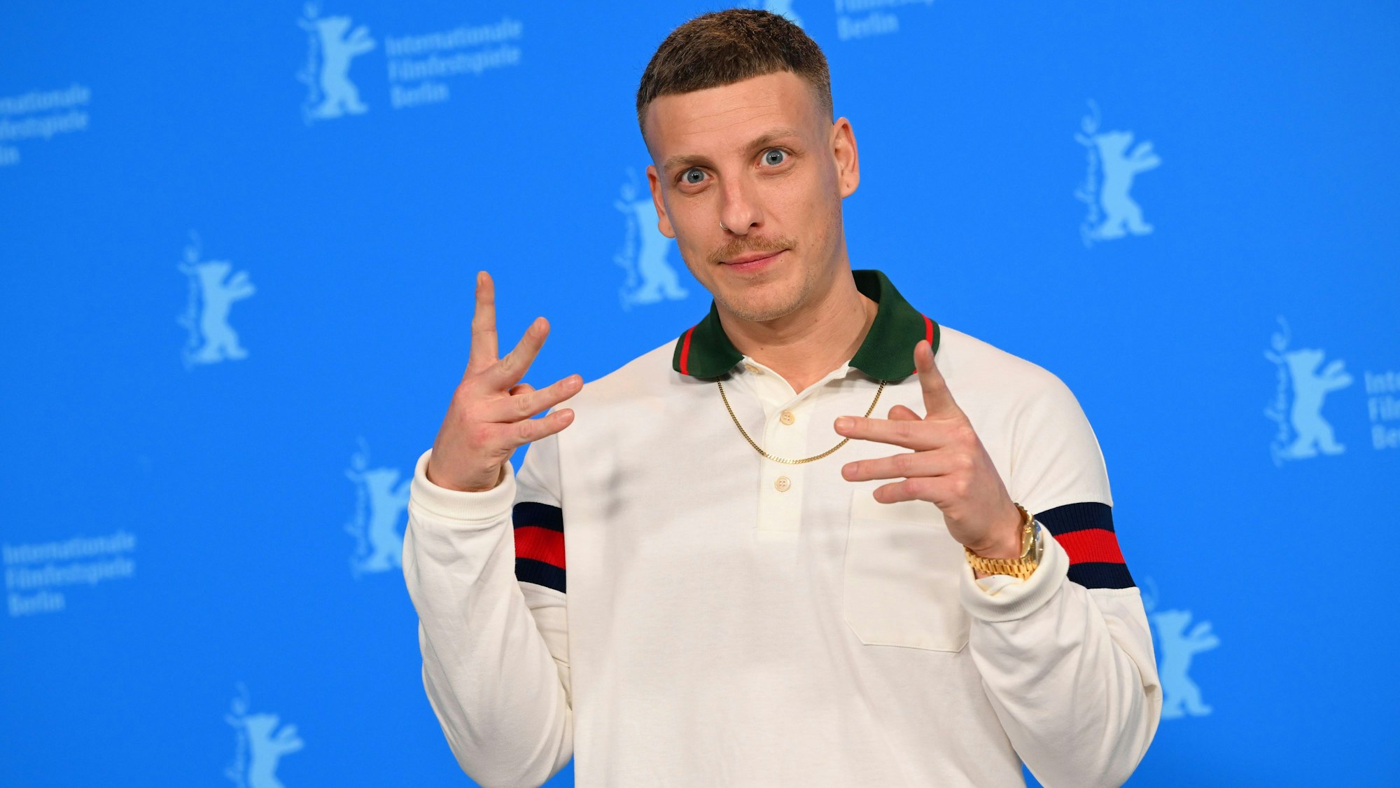 Felix Lobrecht lächelt auf einem roten Teppich