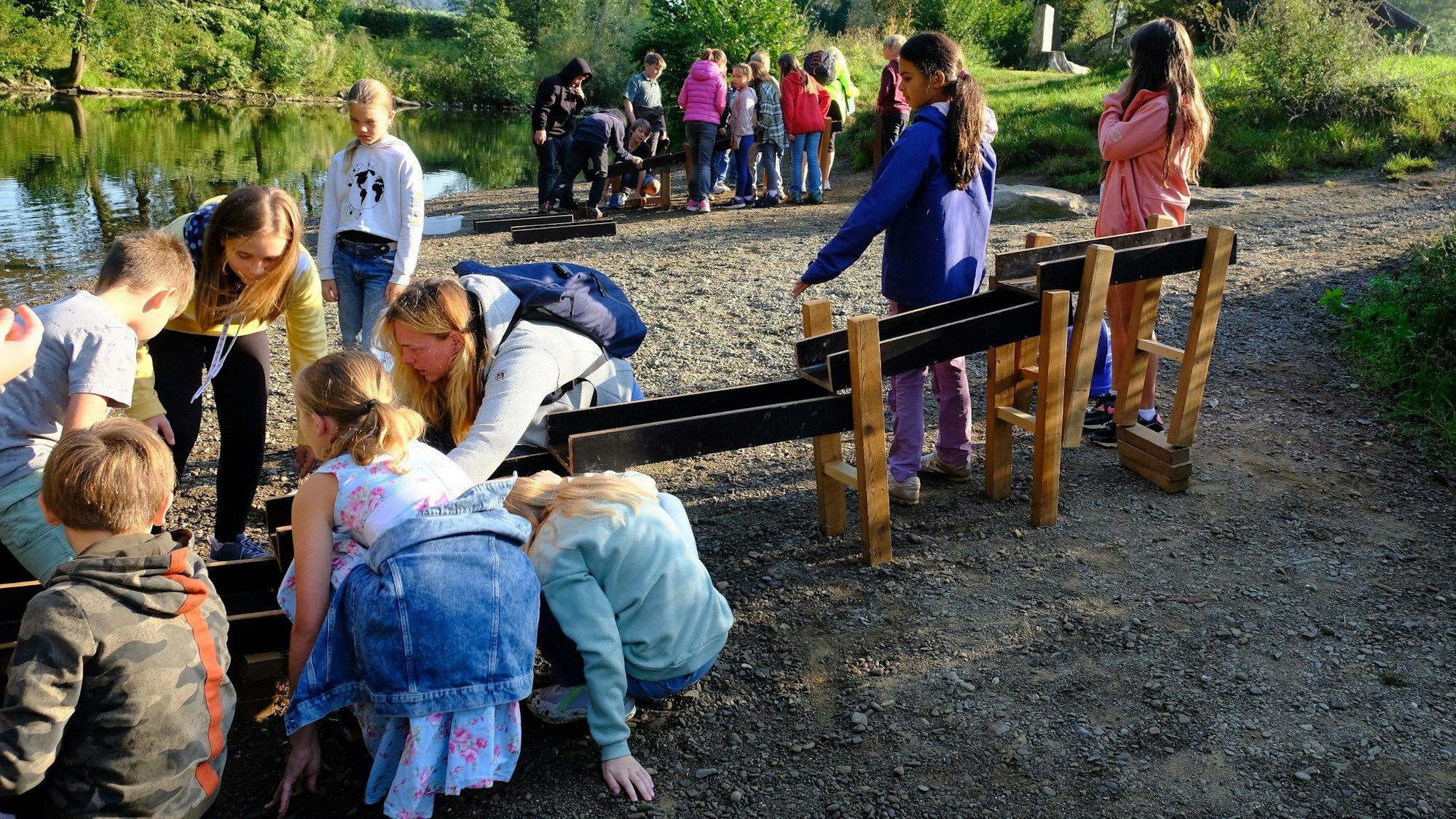 Kinder spielen mit einer Wasserbahn
