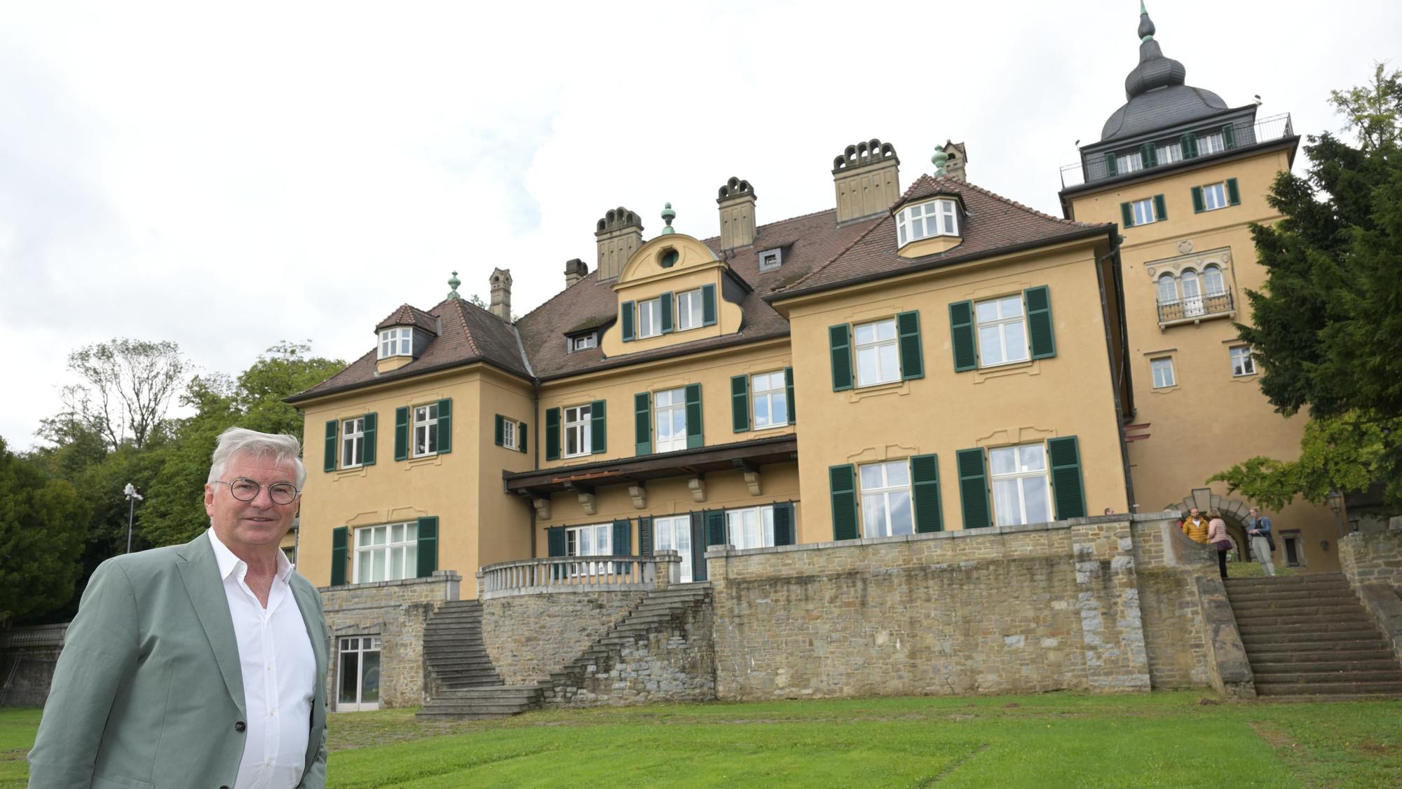 Der neue Eigentümer Dr. Heribert Landskron-Reißdorf steht vor dem Schlosshotel Lerbach.