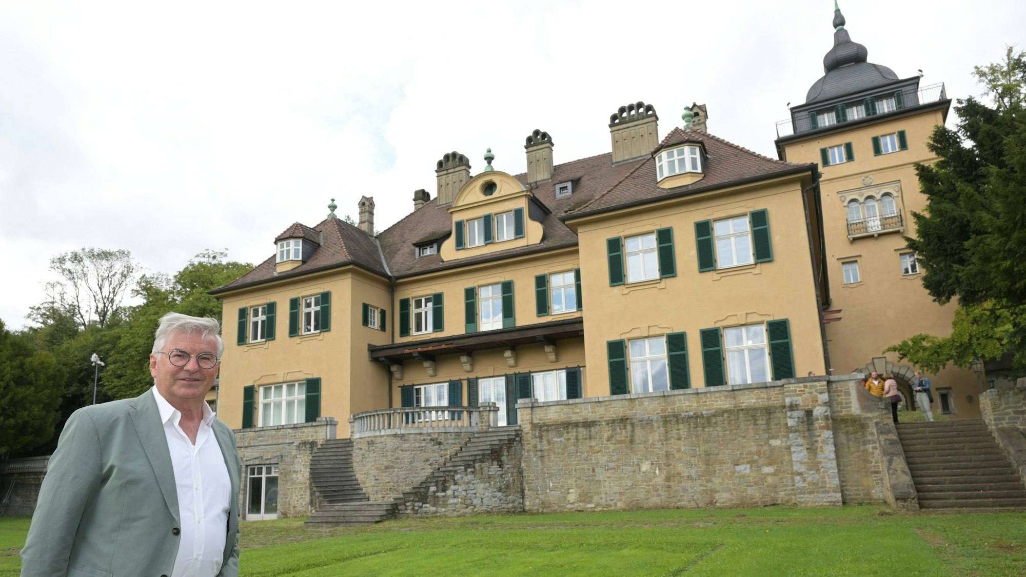 Der neue Eigentümer Dr. Heribert Landskron-Reißdorf steht vor dem Schlosshotel Lerbach.