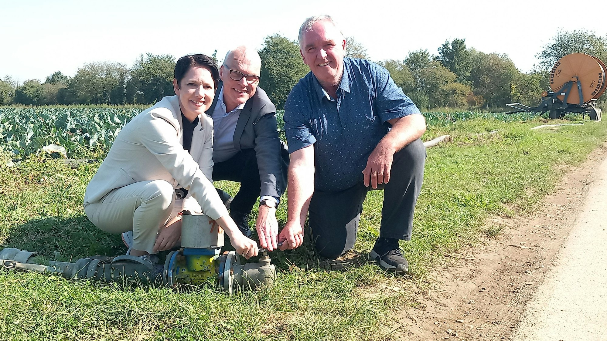NRW-Landwirtschaftsministerin Silke Gorißen spricht mit Norbert Pesch auf Einladung von Oliver Krauß über die Bewässerung in Brenig