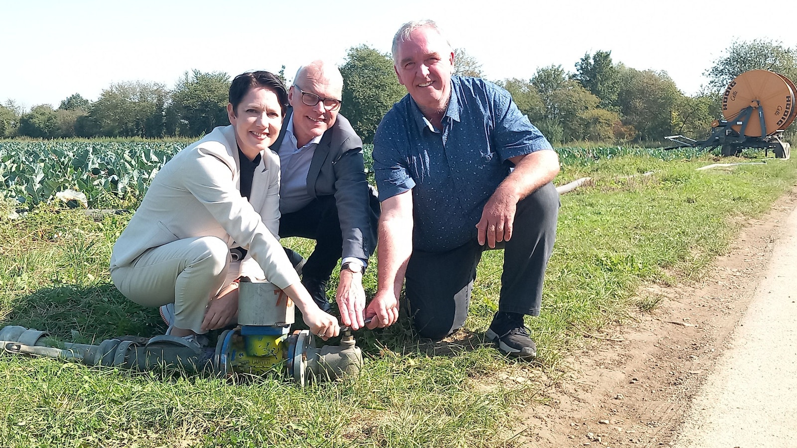 NRW-Landwirtschaftsministerin Silke Gorißen spricht mit Norbert Pesch auf Einladung von Oliver Krauß über die Bewässerung in Brenig